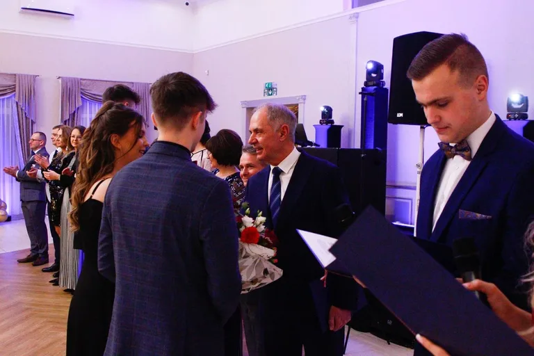 Ostatni bal przed maturą. Studniówka uczniów "Ekonomika" (zdjęcia, wideo)