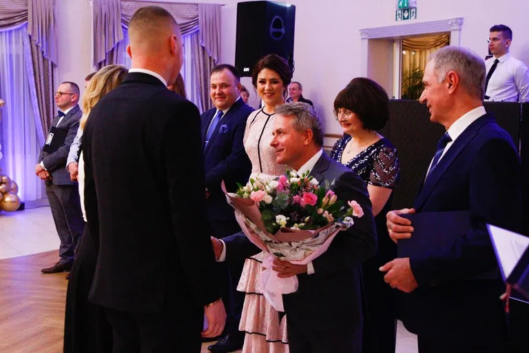 Ostatni bal przed maturą. Studniówka uczniów "Ekonomika" (zdjęcia, wideo)