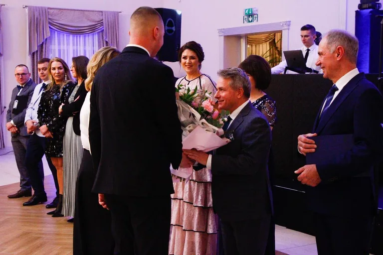 Ostatni bal przed maturą. Studniówka uczniów "Ekonomika" (zdjęcia, wideo)