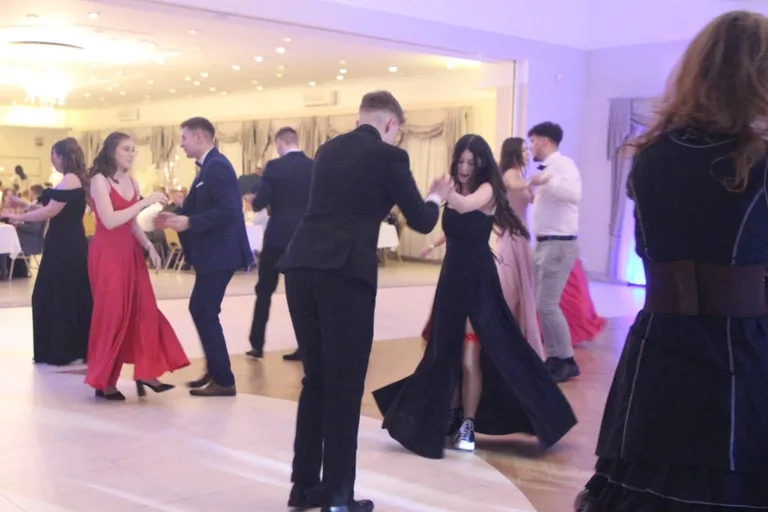 Ostatni bal przed maturą. Studniówka uczniów "Ekonomika" (zdjęcia, wideo)