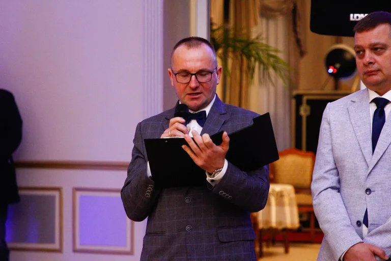 Ostatni bal przed maturą. Studniówka uczniów "Ekonomika" (zdjęcia, wideo)