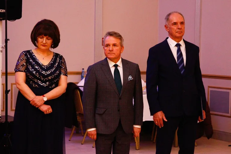 Ostatni bal przed maturą. Studniówka uczniów "Ekonomika" (zdjęcia, wideo)