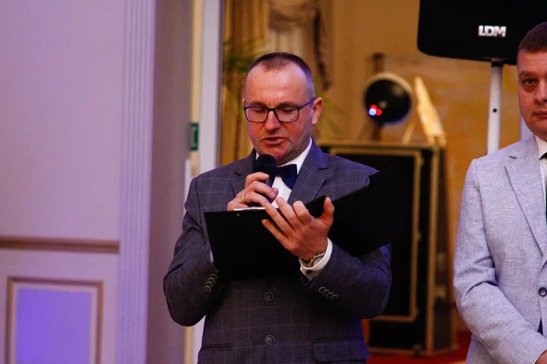 Ostatni bal przed maturą. Studniówka uczniów "Ekonomika" (zdjęcia, wideo)