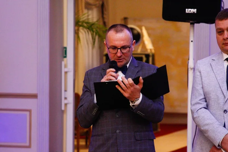 Ostatni bal przed maturą. Studniówka uczniów "Ekonomika" (zdjęcia, wideo)