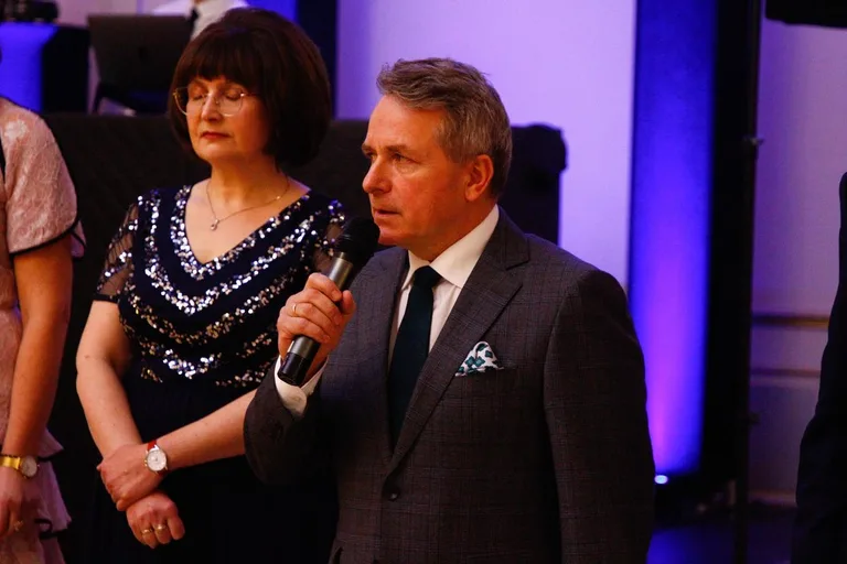 Ostatni bal przed maturą. Studniówka uczniów "Ekonomika" (zdjęcia, wideo)