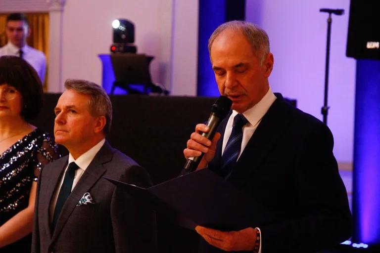 Ostatni bal przed maturą. Studniówka uczniów "Ekonomika" (zdjęcia, wideo)