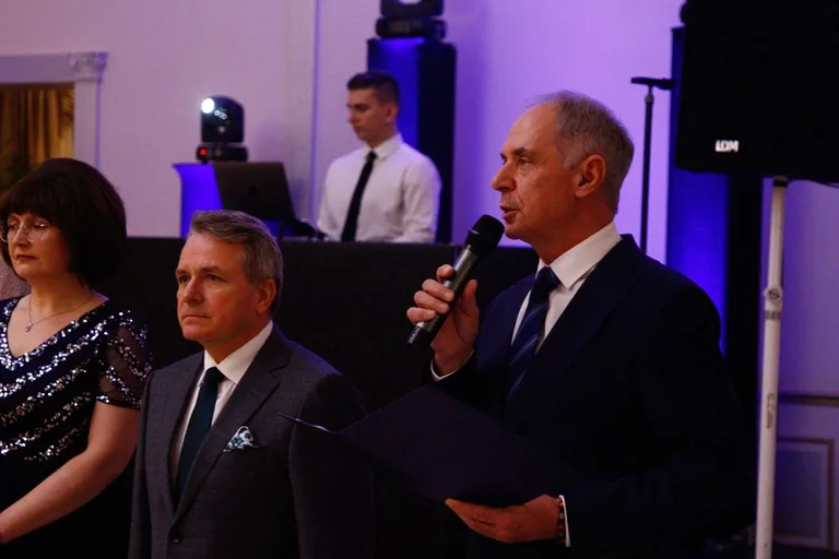 Ostatni bal przed maturą. Studniówka uczniów "Ekonomika" (zdjęcia, wideo)