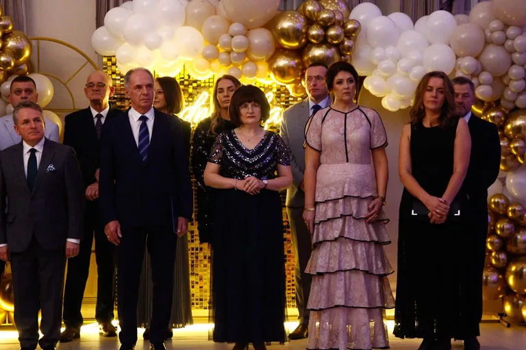 Ostatni bal przed maturą. Studniówka uczniów "Ekonomika" (zdjęcia, wideo)