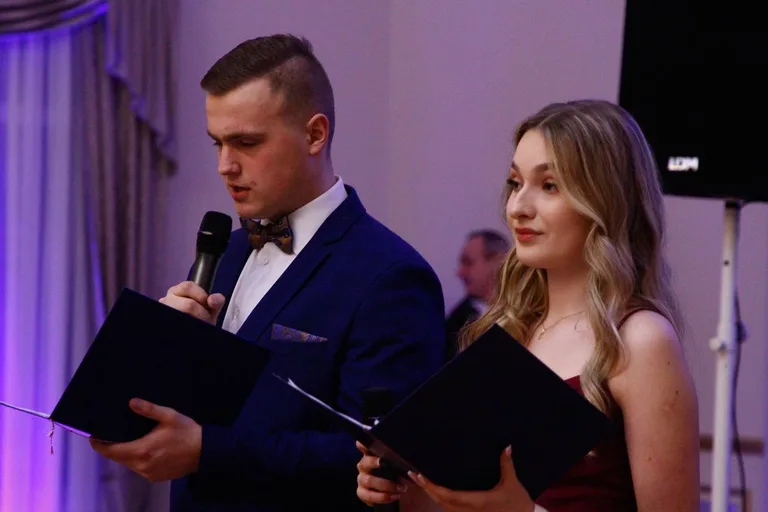 Ostatni bal przed maturą. Studniówka uczniów "Ekonomika" (zdjęcia, wideo)