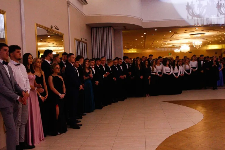 Ostatni bal przed maturą. Studniówka uczniów "Ekonomika" (zdjęcia, wideo)