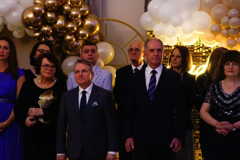 Ostatni bal przed maturą. Studniówka uczniów "Ekonomika" (zdjęcia, wideo)
