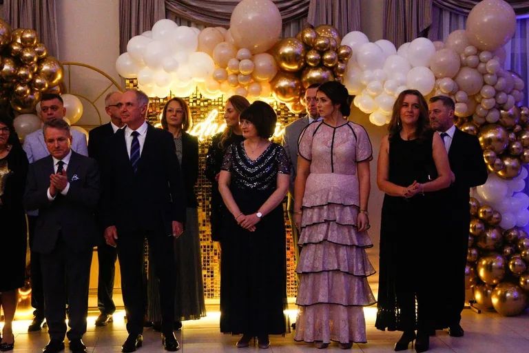 Ostatni bal przed maturą. Studniówka uczniów "Ekonomika" (zdjęcia, wideo)