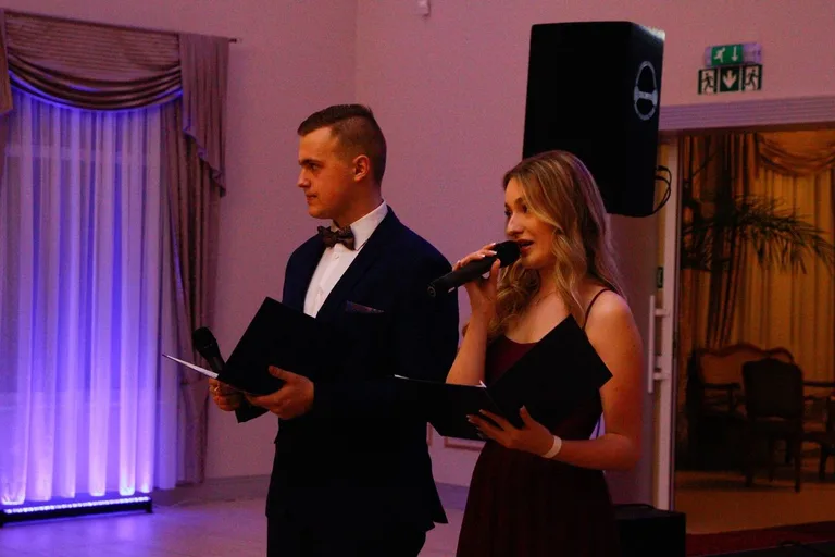 Ostatni bal przed maturą. Studniówka uczniów "Ekonomika" (zdjęcia, wideo)