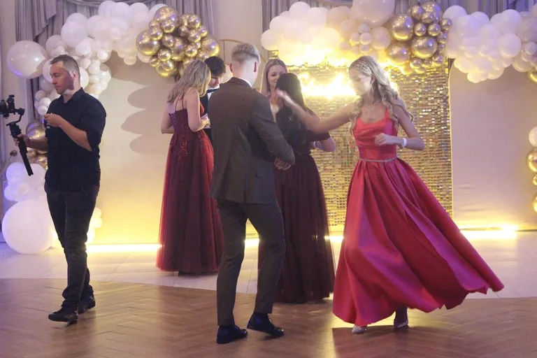 Ostatni bal przed maturą. Studniówka uczniów "Ekonomika" (zdjęcia, wideo)