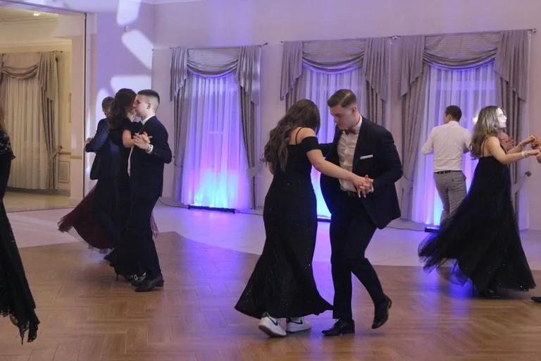 Ostatni bal przed maturą. Studniówka uczniów "Ekonomika" (zdjęcia, wideo)