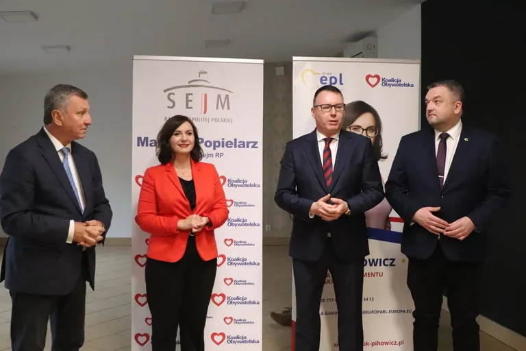 Noworoczne spotkanie. Politycy podsumowali miniony rok i oficjalnie otworzyli biuro europoselskie i poselskie (zdjęcia, wideo)