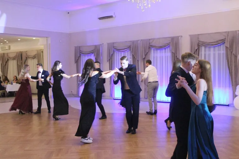 Ostatni bal przed maturą. Studniówka uczniów "Ekonomika" (zdjęcia, wideo)