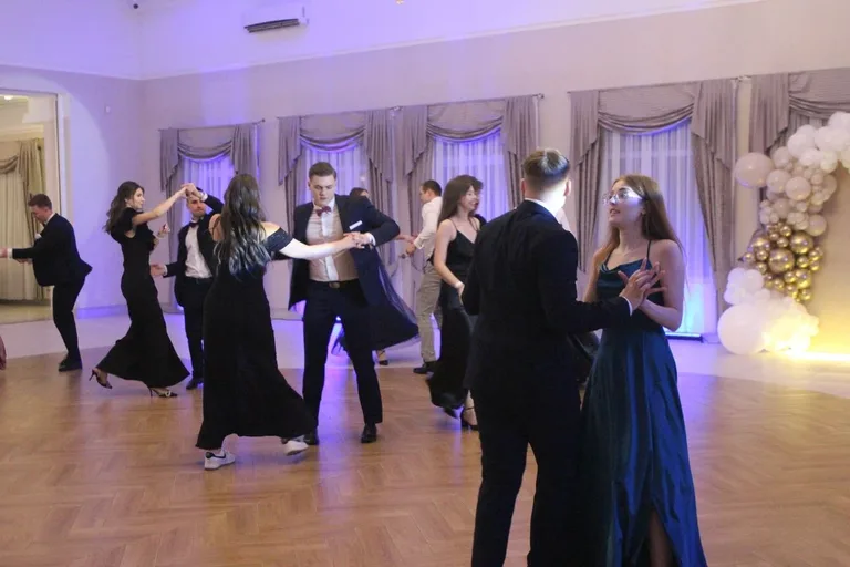 Ostatni bal przed maturą. Studniówka uczniów "Ekonomika" (zdjęcia, wideo)