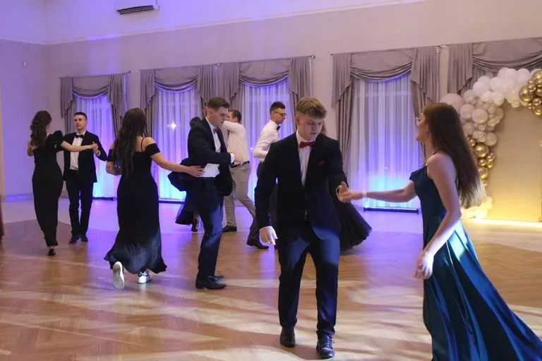 Ostatni bal przed maturą. Studniówka uczniów "Ekonomika" (zdjęcia, wideo)