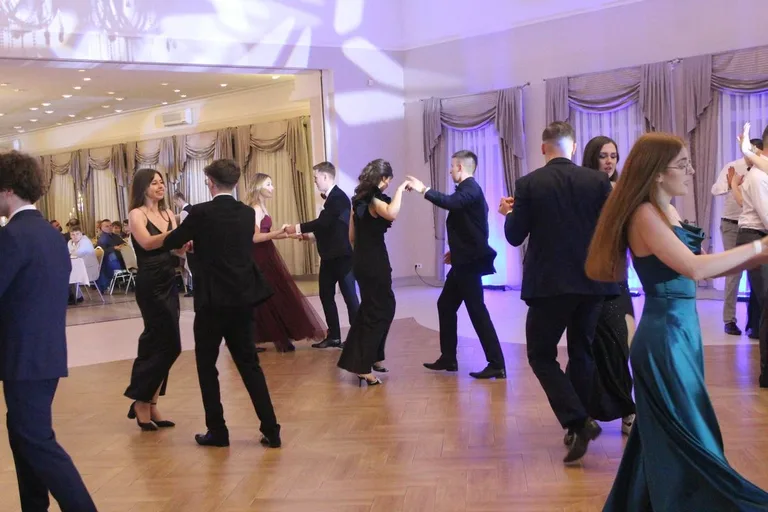 Ostatni bal przed maturą. Studniówka uczniów "Ekonomika" (zdjęcia, wideo)