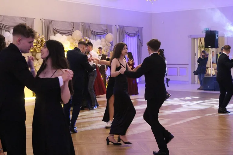 Ostatni bal przed maturą. Studniówka uczniów "Ekonomika" (zdjęcia, wideo)