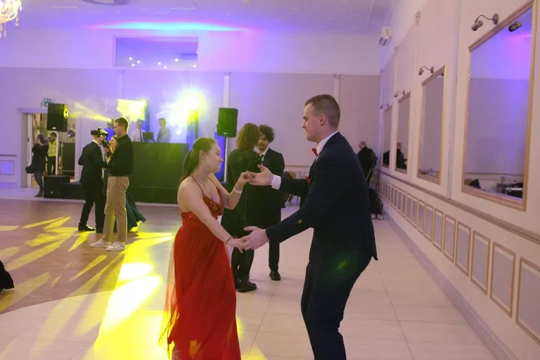 Ostatni bal przed maturą. Studniówka uczniów "Ekonomika" (zdjęcia, wideo)