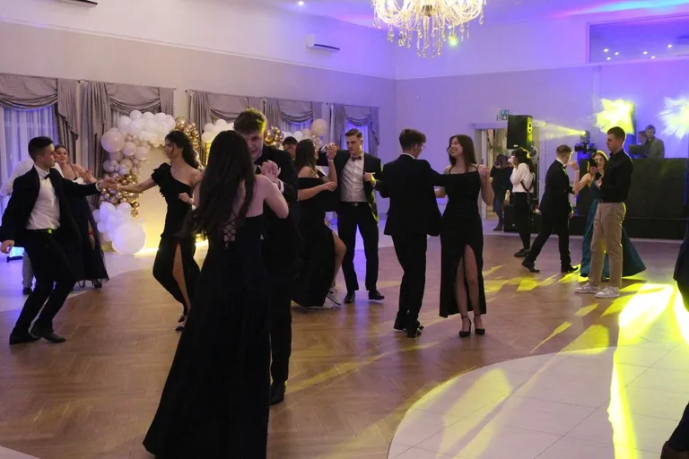 Ostatni bal przed maturą. Studniówka uczniów "Ekonomika" (zdjęcia, wideo)