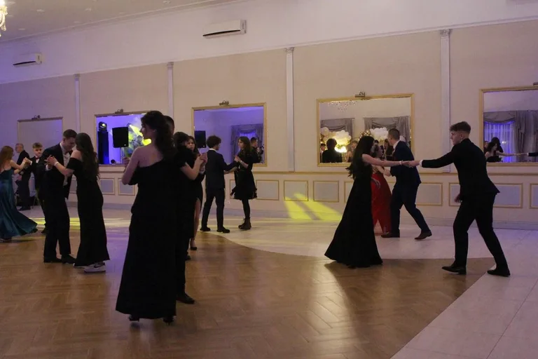 Ostatni bal przed maturą. Studniówka uczniów "Ekonomika" (zdjęcia, wideo)