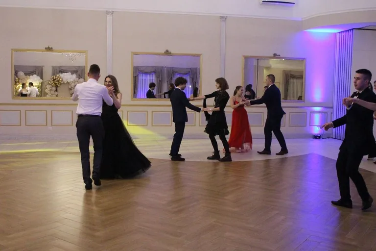 Ostatni bal przed maturą. Studniówka uczniów "Ekonomika" (zdjęcia, wideo)