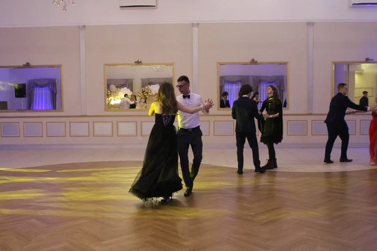 Ostatni bal przed maturą. Studniówka uczniów "Ekonomika" (zdjęcia, wideo)