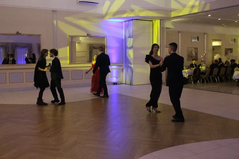 Ostatni bal przed maturą. Studniówka uczniów "Ekonomika" (zdjęcia, wideo)