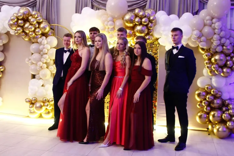 Ostatni bal przed maturą. Studniówka uczniów "Ekonomika" (zdjęcia, wideo)