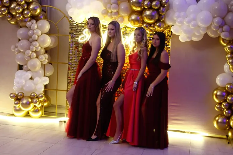 Ostatni bal przed maturą. Studniówka uczniów "Ekonomika" (zdjęcia, wideo)