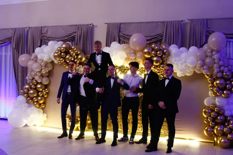 Ostatni bal przed maturą. Studniówka uczniów "Ekonomika" (zdjęcia, wideo)