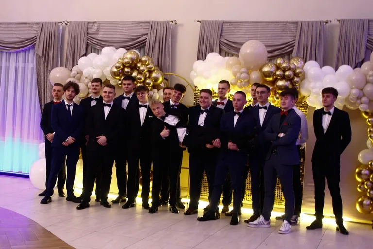 Ostatni bal przed maturą. Studniówka uczniów "Ekonomika" (zdjęcia, wideo)