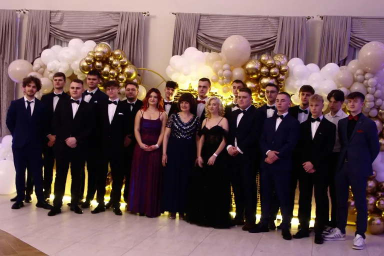 Ostatni bal przed maturą. Studniówka uczniów "Ekonomika" (zdjęcia, wideo)