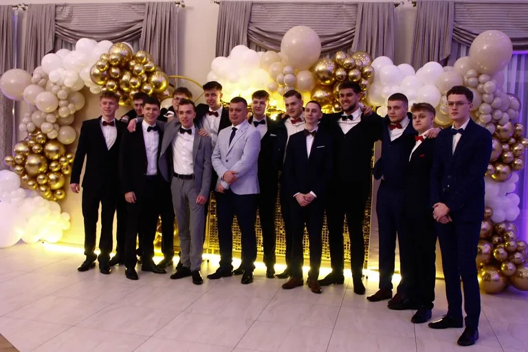 Ostatni bal przed maturą. Studniówka uczniów "Ekonomika" (zdjęcia, wideo)