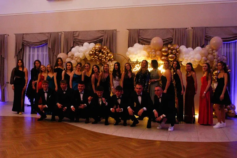 Ostatni bal przed maturą. Studniówka uczniów "Ekonomika" (zdjęcia, wideo)