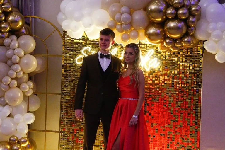 Ostatni bal przed maturą. Studniówka uczniów "Ekonomika" (zdjęcia, wideo)
