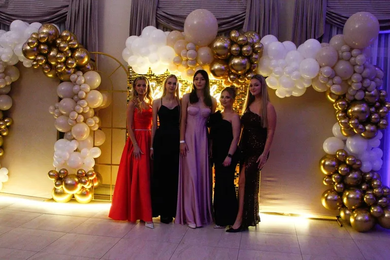 Ostatni bal przed maturą. Studniówka uczniów "Ekonomika" (zdjęcia, wideo)