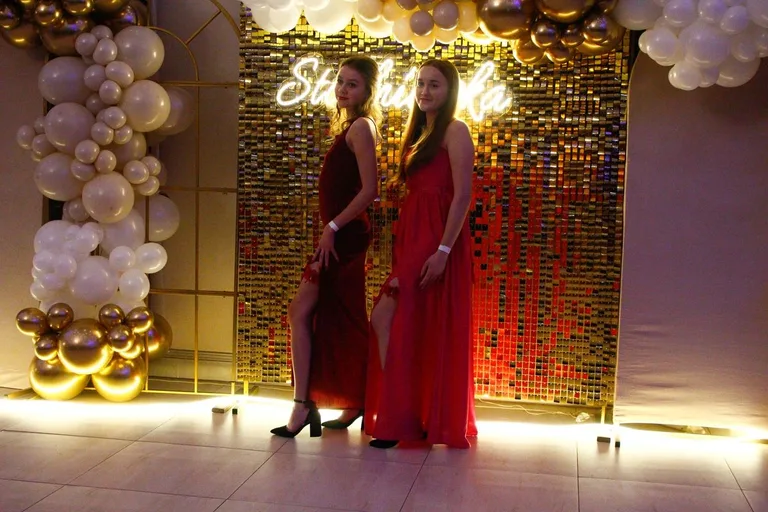 Ostatni bal przed maturą. Studniówka uczniów "Ekonomika" (zdjęcia, wideo)