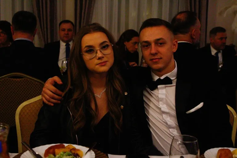 Ostatni bal przed maturą. Studniówka uczniów "Ekonomika" (zdjęcia, wideo)