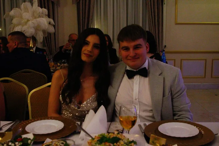 Ostatni bal przed maturą. Studniówka uczniów "Ekonomika" (zdjęcia, wideo)