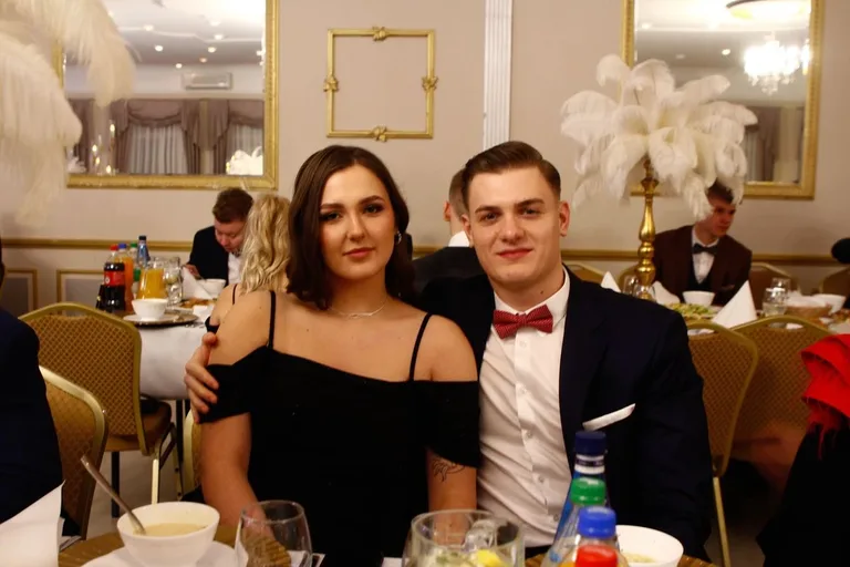 Ostatni bal przed maturą. Studniówka uczniów "Ekonomika" (zdjęcia, wideo)