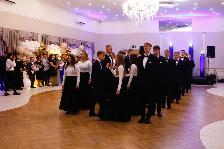 Ostatni bal przed maturą. Studniówka uczniów "Ekonomika" (zdjęcia, wideo)