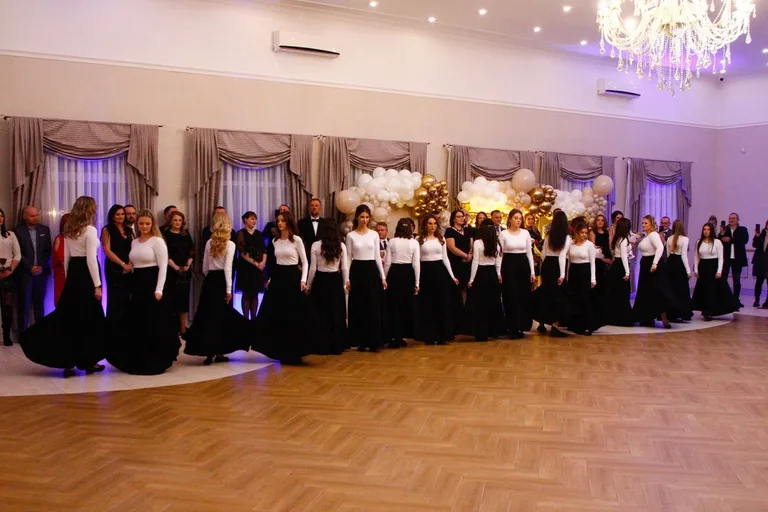 Ostatni bal przed maturą. Studniówka uczniów "Ekonomika" (zdjęcia, wideo)