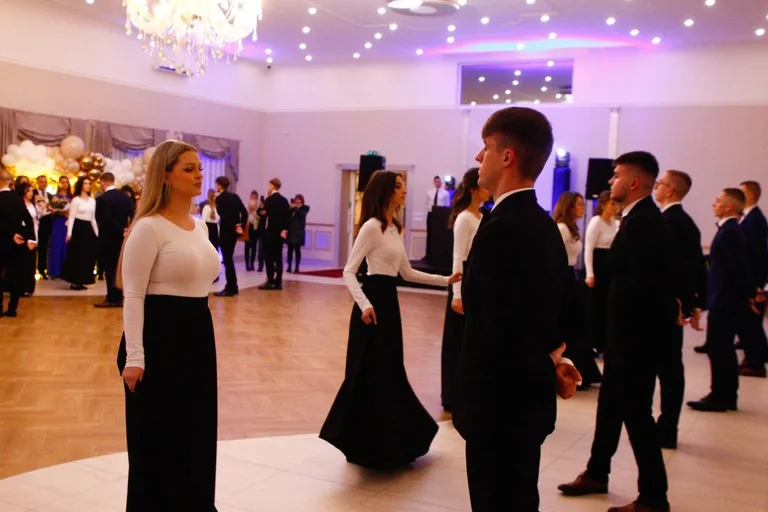 Ostatni bal przed maturą. Studniówka uczniów "Ekonomika" (zdjęcia, wideo)
