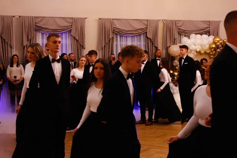 Ostatni bal przed maturą. Studniówka uczniów "Ekonomika" (zdjęcia, wideo)
