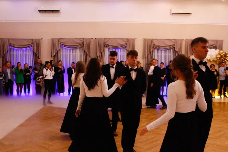 Ostatni bal przed maturą. Studniówka uczniów "Ekonomika" (zdjęcia, wideo)