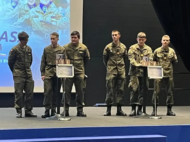 Kadeci z ZS nr 1 w Ostrowi Mazowieckiej na szczycie (zdjęcia)